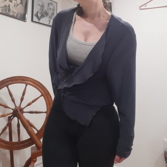 Picadilly ruffle shrug made in Canada - Picture 9 of 12